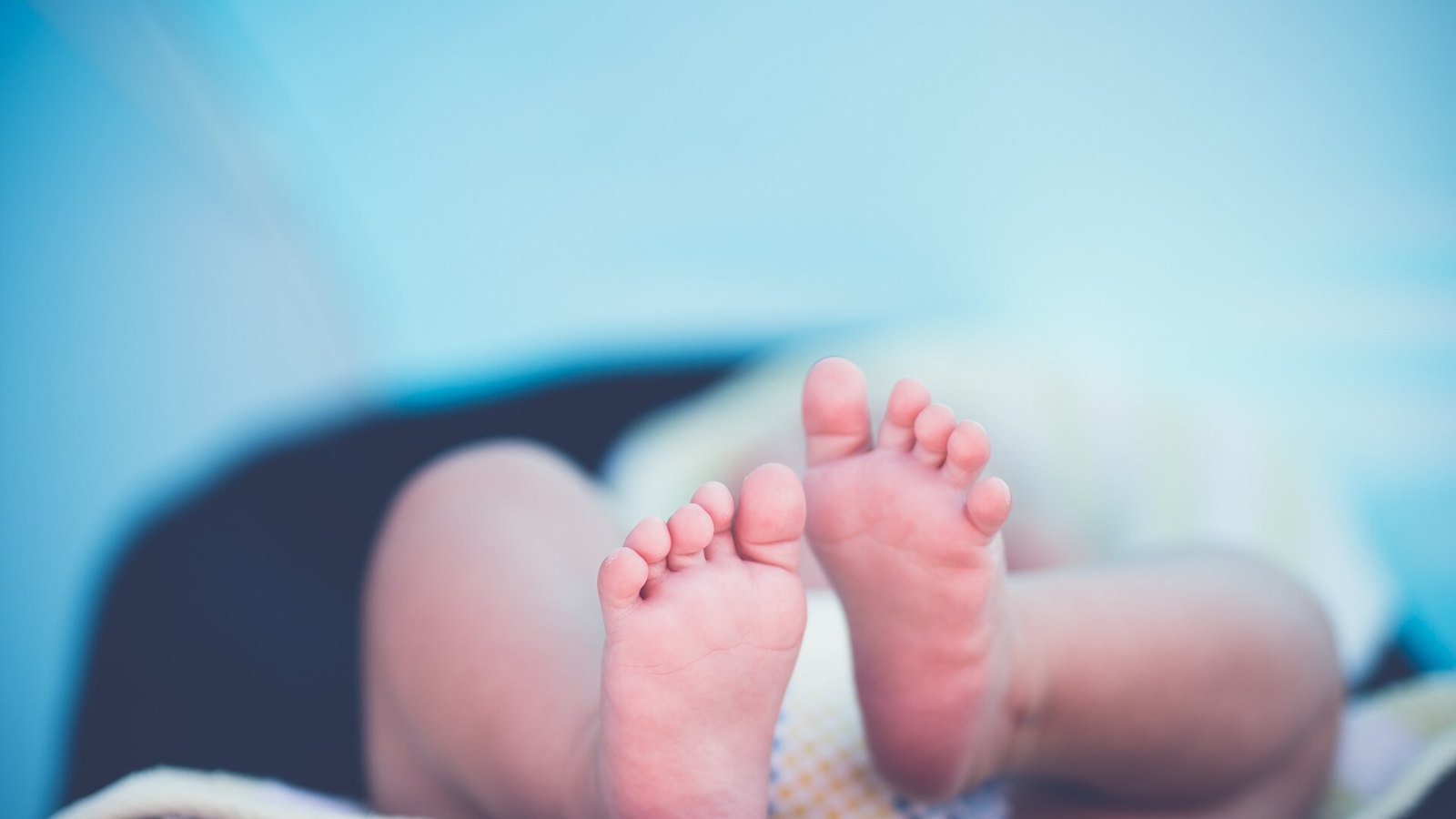 A newborn baby’s tiny feet. Illustration photo, not the couple’s baby
